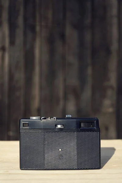 Rückseite der alten Vintage-Filterkamera auf Holzgrund — Stockfoto