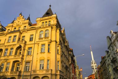 Zizkov televizyon kulesi vericisi ile Prag manzarası