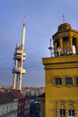 Zizkov televizyon kulesi vericisi ile Prag manzarası