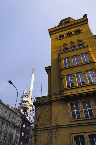 Prague skyline avec émetteur tour de télévision Zizkov — Photo