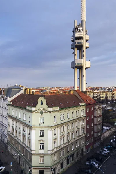 Prague skyline avec émetteur tour de télévision Zizkov — Photo