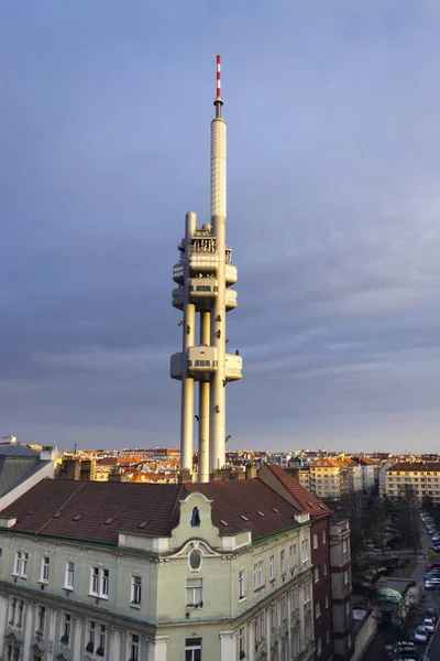 Zizkov televizyon kulesi vericisi ile Prag manzarası — Stok fotoğraf
