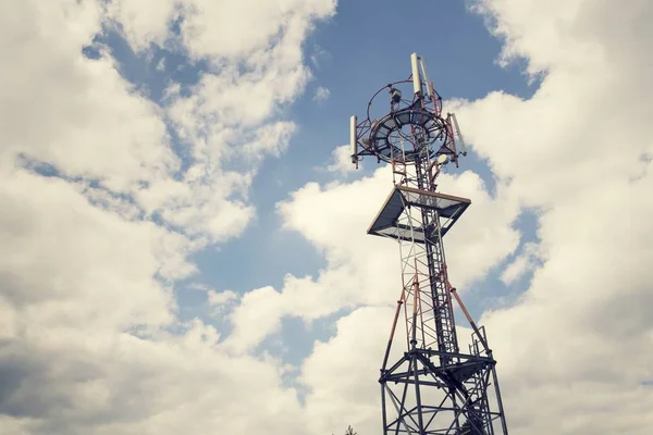Передавачі та ефіри на телекомунікаційній вежі — стокове фото
