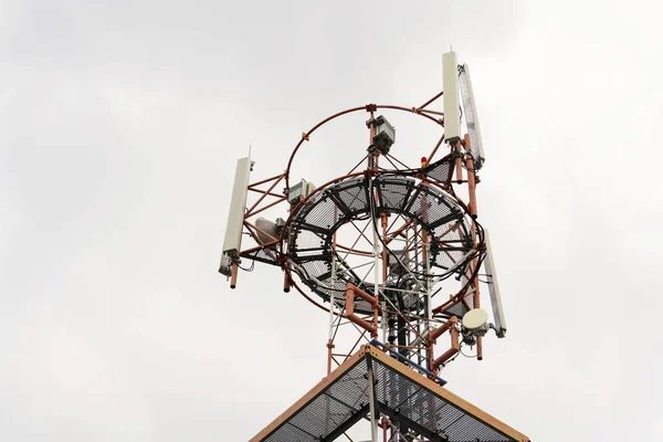 Transmissores e antenas na torre de telecomunicações — Fotografia de Stock