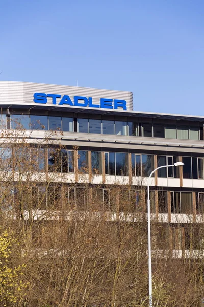 Fabricante suizo de material rodante ferroviario Logotipo de la empresa Stadler en la sede checa — Foto de Stock