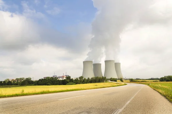 Koeltorens van de kerncentrale in Dukovany, Tsjechië — Stockfoto