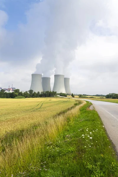 Torres de refrigeración en la central nuclear de Dukovany, República Checa — Foto de Stock