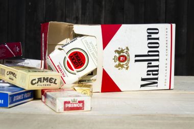 Prague, Çek Cumhuriyeti 25 Şubat 2017 üzerinde fotoğrafı farklı sigara markaları paketleri.