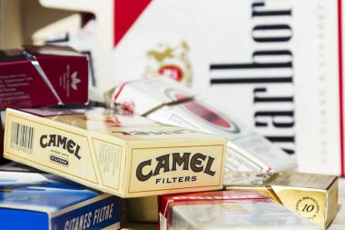 Prague, Çek Cumhuriyeti 25 Şubat 2017 üzerinde fotoğrafı farklı sigara markaları paketleri.