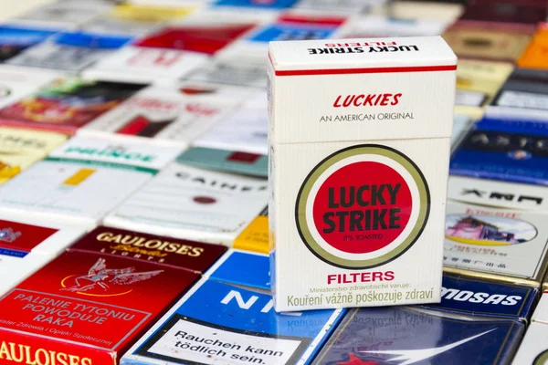 Lucky Strike pack on many different cigarettes photographed on March 25, 2017 in Prague, Czech republic. — Stock Photo, Image