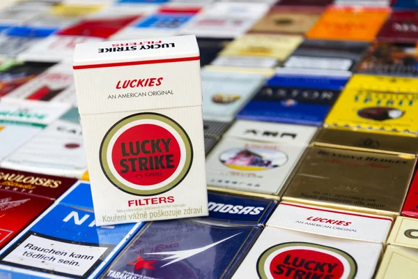 Marlboro pack on many different cigarettes photographed on March 25, 2017 in Prague, Czech republic. — Stock Photo, Image