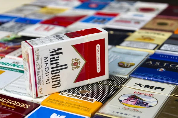 Marlboro pack on many different cigarettes photographed on March 25, 2017 in Prague, Czech Republic . — стоковое фото