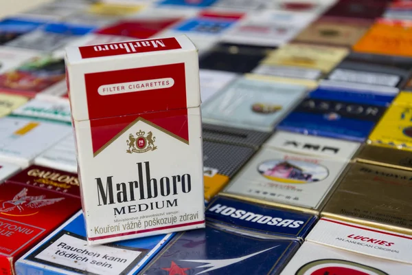 Marlboro pack a számos különböző cigaretta fényképezett, 2017. március 25., Prága, Cseh Köztársaság. — Stock Fotó