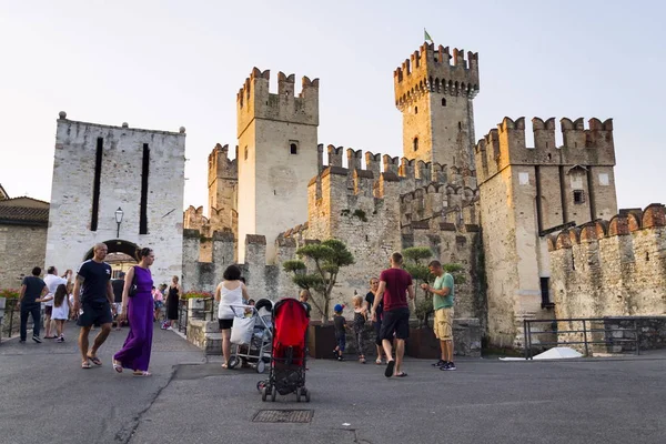 People walking in front of Scaliger Castle in Sirmione, Italy — Stock Photo, Image