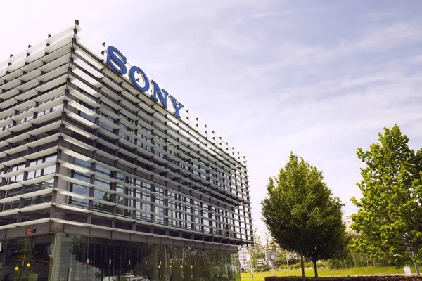 Logotipo da empresa Sony no edifício sede — Fotografia de Stock