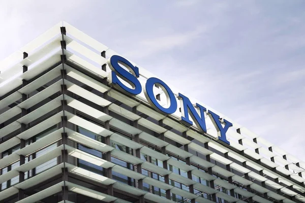 Логотип компании Sony на здании штаб-квартиры — стоковое фото