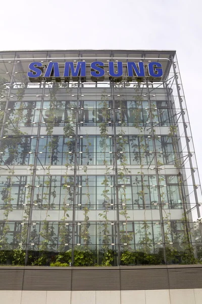 Logo firmy Samsung na budynku siedziby — Zdjęcie stockowe