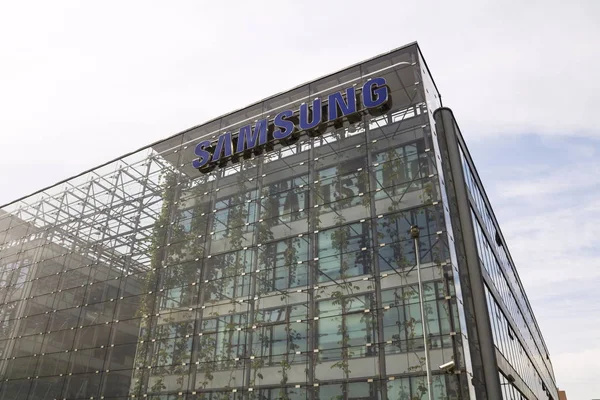Samsung company logo on headquarters building — Stock Photo, Image