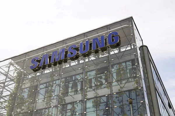 Logotipo da empresa Samsung no edifício sede — Fotografia de Stock