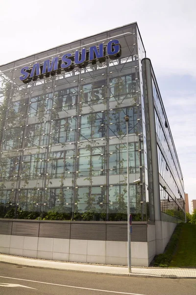 Samsung company logo on headquarters building — Stock Photo, Image