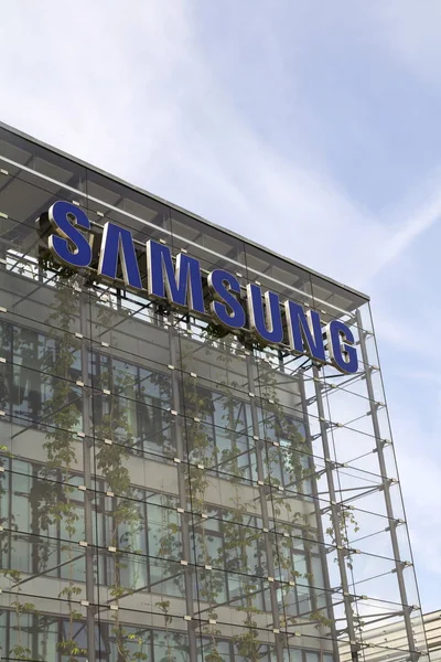 Samsung company logo on headquarters building — Stock Photo, Image