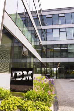 IBM şirket logosu olarak Genel Müdürlük Binası 