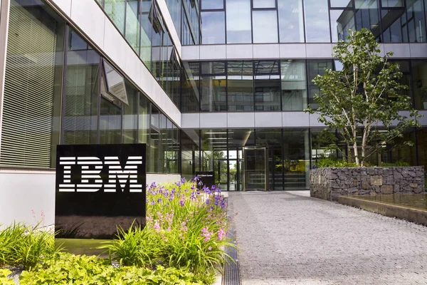 Logo firmy IBM na budynku siedziby — Zdjęcie stockowe