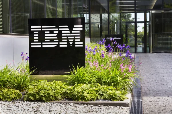 IBM company logo on headquarters building — Stock Photo, Image