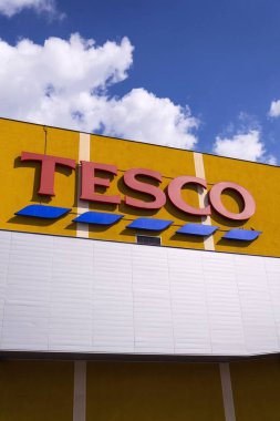 Tesco süpermarket bina üzerinde şirket logosu 