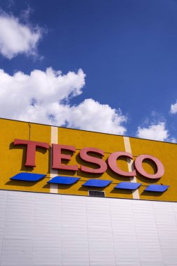 Tesco süpermarket bina üzerinde şirket logosu 