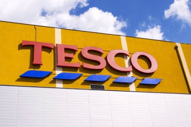 Tesco süpermarket bina üzerinde şirket logosu 