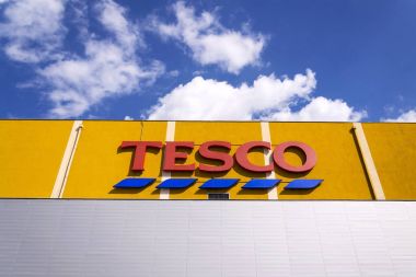 Tesco süpermarket bina üzerinde şirket logosu 