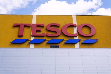 Tesco süpermarket bina üzerinde şirket logosu