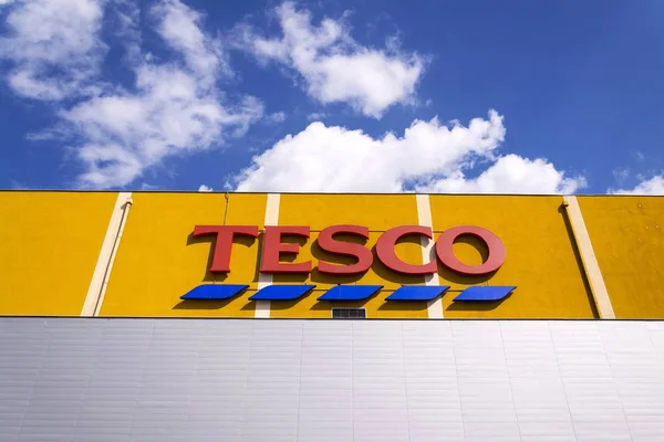 Logo firmy Tesco na budynku supermarket — Zdjęcie stockowe