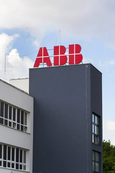 Logo de la empresa ABB en el edificio de la sede — Foto de Stock