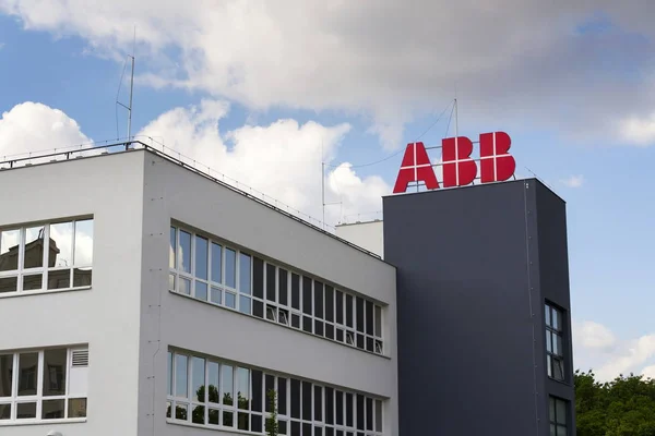 Logo de la empresa ABB en el edificio de la sede — Foto de Stock