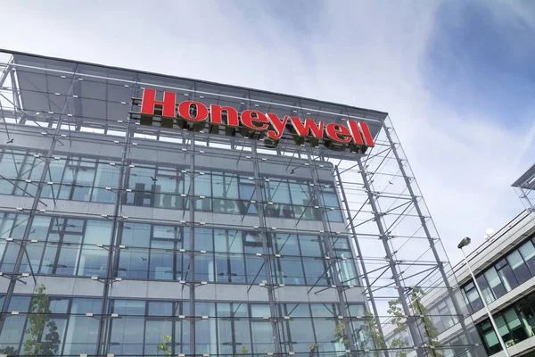 Logotipo de la compañía Honeywell en el edificio de la sede el 22 de mayo de 2017 en Praga, República Checa. Honeywell decidirá por el otoño si hacer girar la unidad aeroespacial . — Foto de Stock