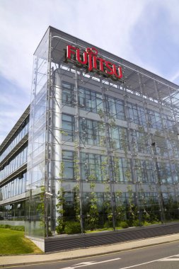  Fujitsu şirket logosu olarak Genel Müdürlük Binası 