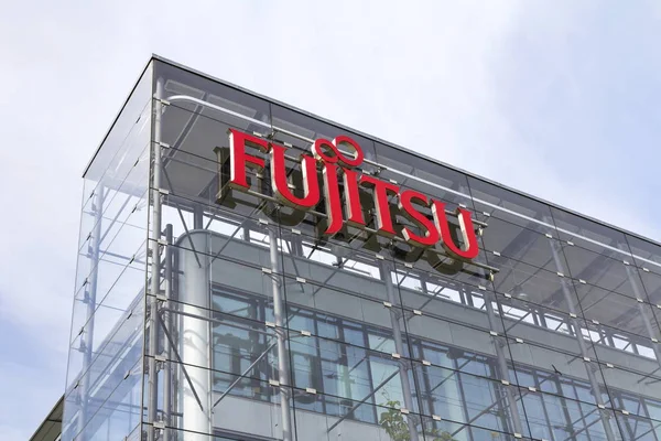 Logo de la empresa Fujitsu en el edificio de la sede — Foto de Stock