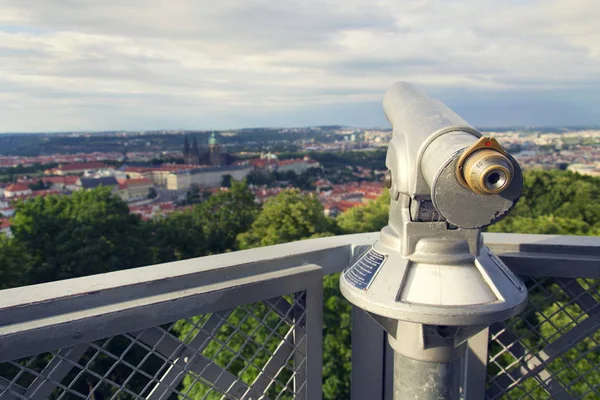 Nyilvános távcső Prága belvárosában, a háttér, Cseh Köztársaság — Stock Fotó