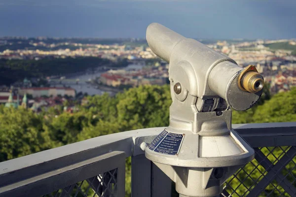 Telescópio público com centro da cidade de Praga em segundo plano, República Checa — Fotografia de Stock