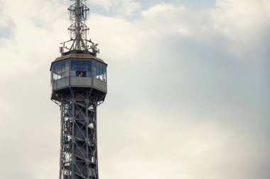 Turistlere Petrin gözcü Kulesi Prag, Çek Cumhuriyeti için üzerinde 17 Haziran 2017.