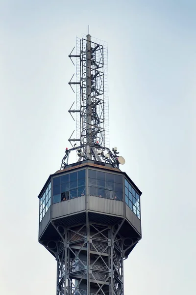 Toeristen op de Petrin uitkijktoren op 17 juni, 2017 in Praag, Tsjechië. — Stockfoto