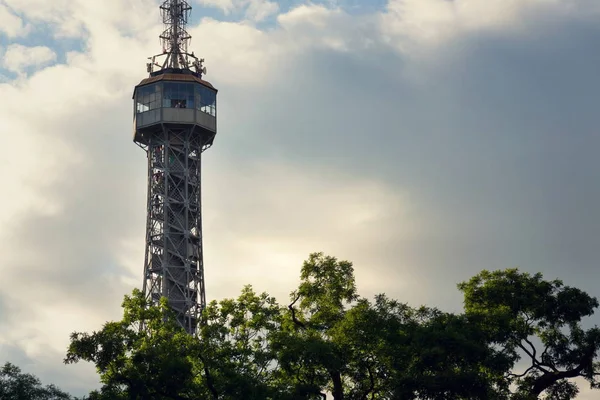 Turistlere Petrin gözcü Kulesi Prag, Çek Cumhuriyeti için üzerinde 17 Haziran 2017.