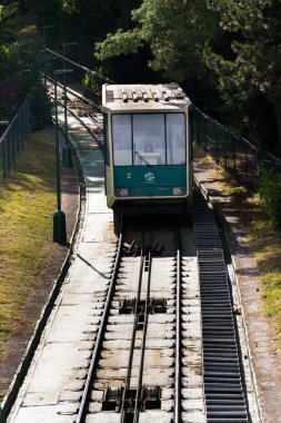 Petrin füniküler demiryolu ile Petrin gözcü Kulesi için 17 Haziran 2017 üzerinde Prag, Çek Cumhuriyeti seyahat turistler.