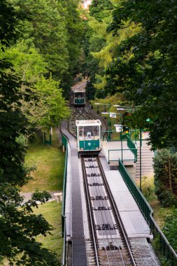 Petrin füniküler demiryolu ile Petrin gözcü Kulesi için 17 Haziran 2017 üzerinde Prag, Çek Cumhuriyeti seyahat turistler.