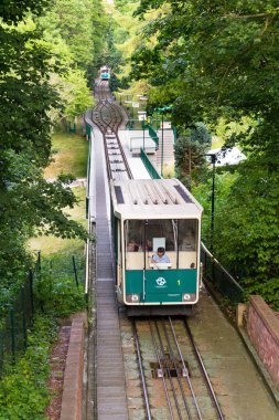 Petrin füniküler demiryolu ile Petrin gözcü Kulesi için 17 Haziran 2017 üzerinde Prag, Çek Cumhuriyeti seyahat turistler.