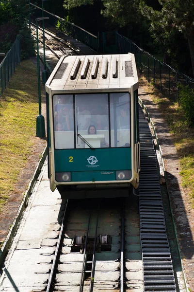 Turistas viajando con el funicular Petrin hacia la torre de vigilancia Petrin el 17 de junio de 2017 en Praga, República Checa . — Foto de Stock