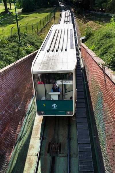 Turistas viajando con el funicular Petrin hacia la torre de vigilancia Petrin el 17 de junio de 2017 en Praga, República Checa . — Foto de Stock