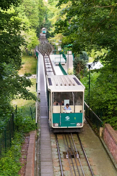 Petrin füniküler demiryolu ile Petrin gözcü Kulesi için 17 Haziran 2017 üzerinde Prag, Çek Cumhuriyeti seyahat turistler.